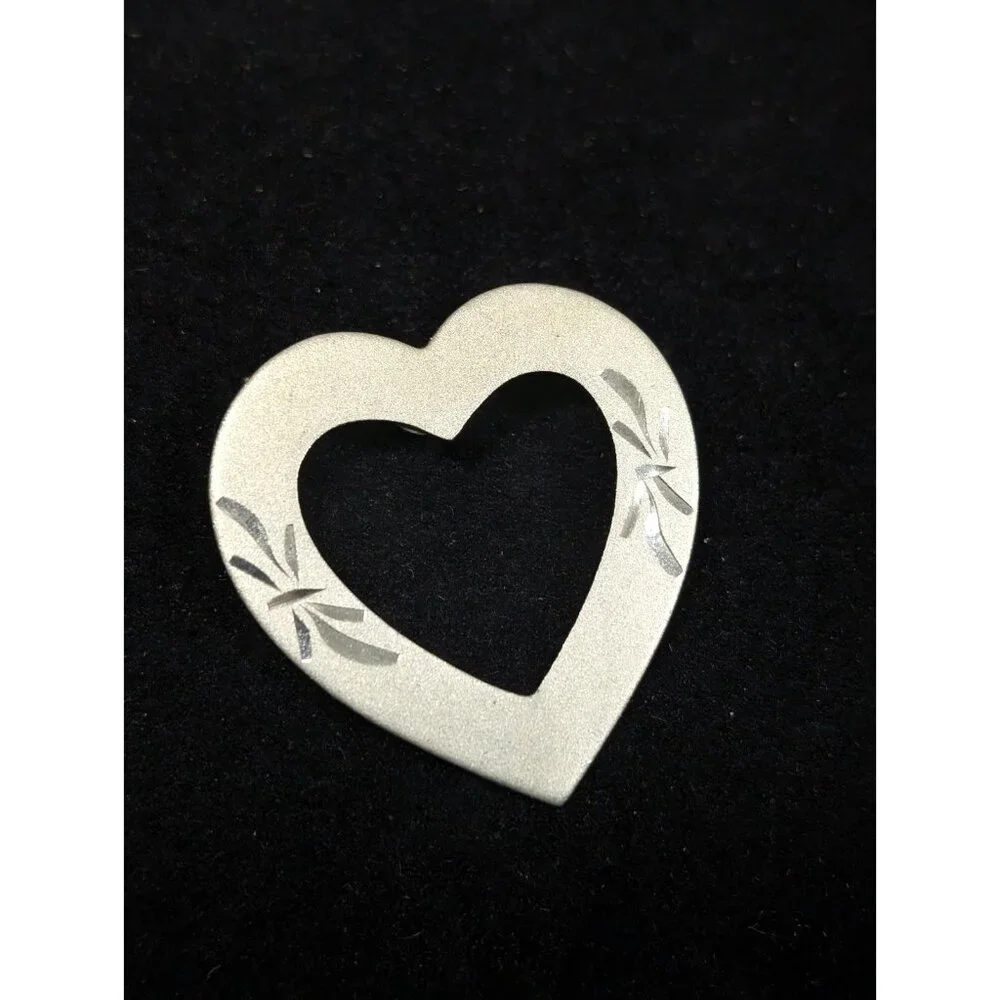 Vintage Silver Tone‎ Filigree Matte Heart Pin Brooch Classic Retro